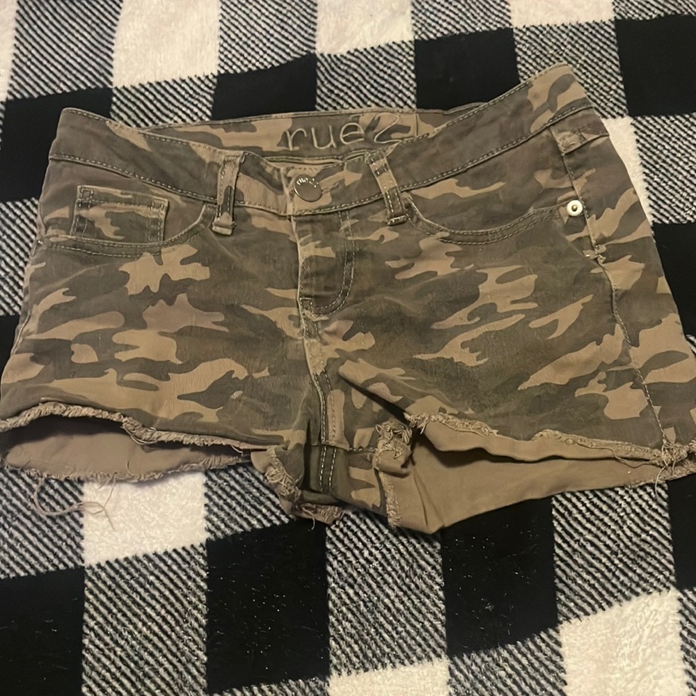 Camo Jean booty shorts. Frayed ends.